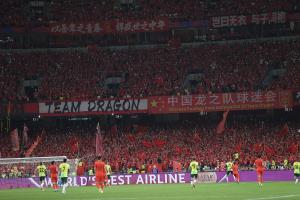 感动！国足主场球迷第10分钟亮起闪光灯，纪念去世小球迷林子金