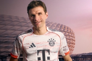 拜仁发布下赛季客场球衣：致敬安联球场，穆勒主场告别战首次亮相