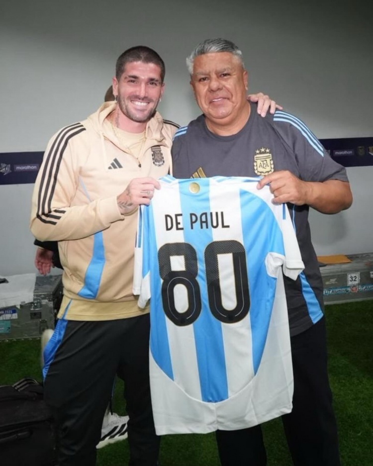九游娱乐-斩获4冠！德保罗为阿根廷出战80场比赛，获赠纪念球衣