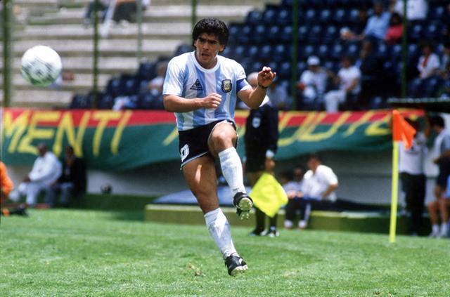 九游首页-阿媒：马拉多纳16岁已经首次穿国家队10号，马斯坦托诺并未破纪录